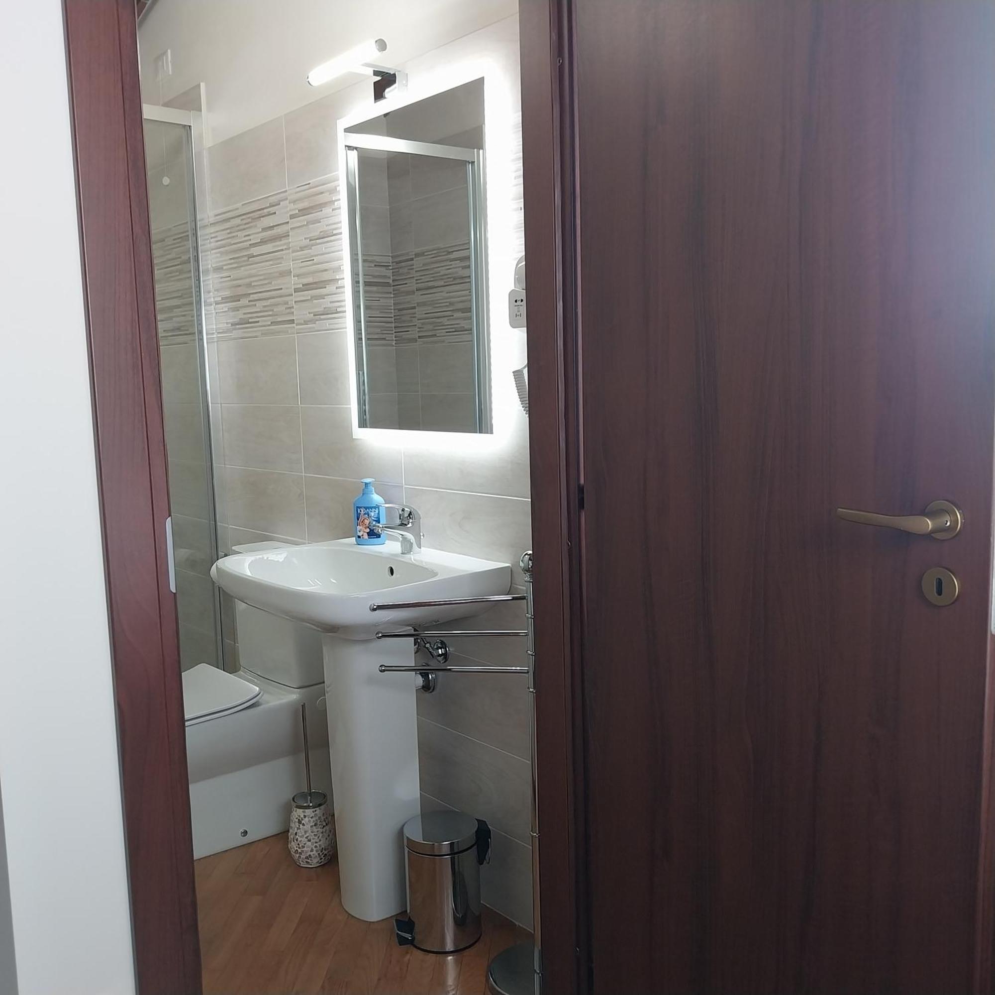 Deluxe Room,1588188478:JPEG